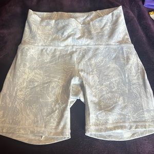 Lululemon bike shorts – size 6 EUC